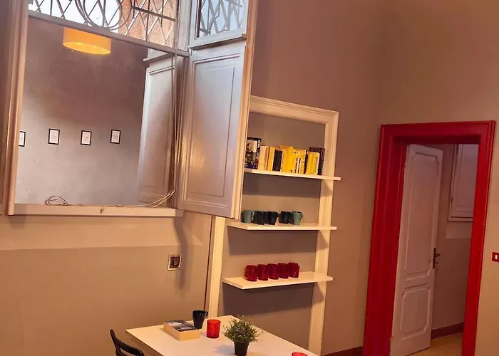 The Window On The Courtyard, Entire - La Finestra Sul Cortile, Intero بولونيا